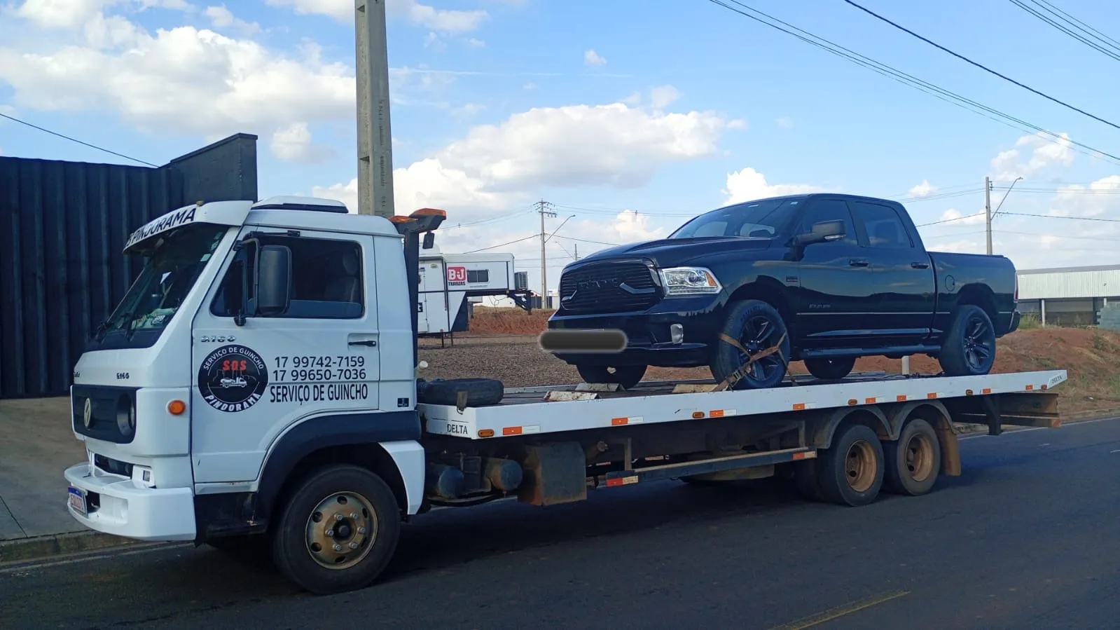 REBOQUE DE UMA DODGE RAM.