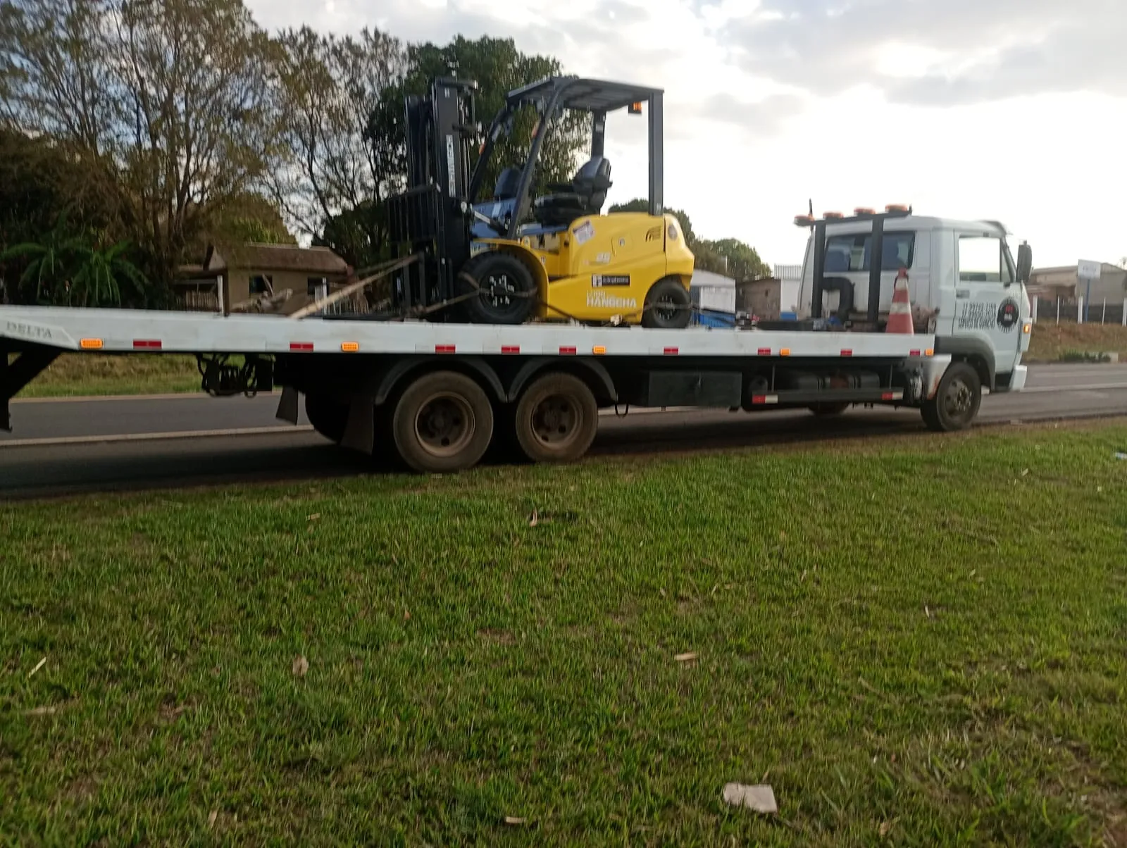 TRANSPORTE DE EMPILHADEIRA.