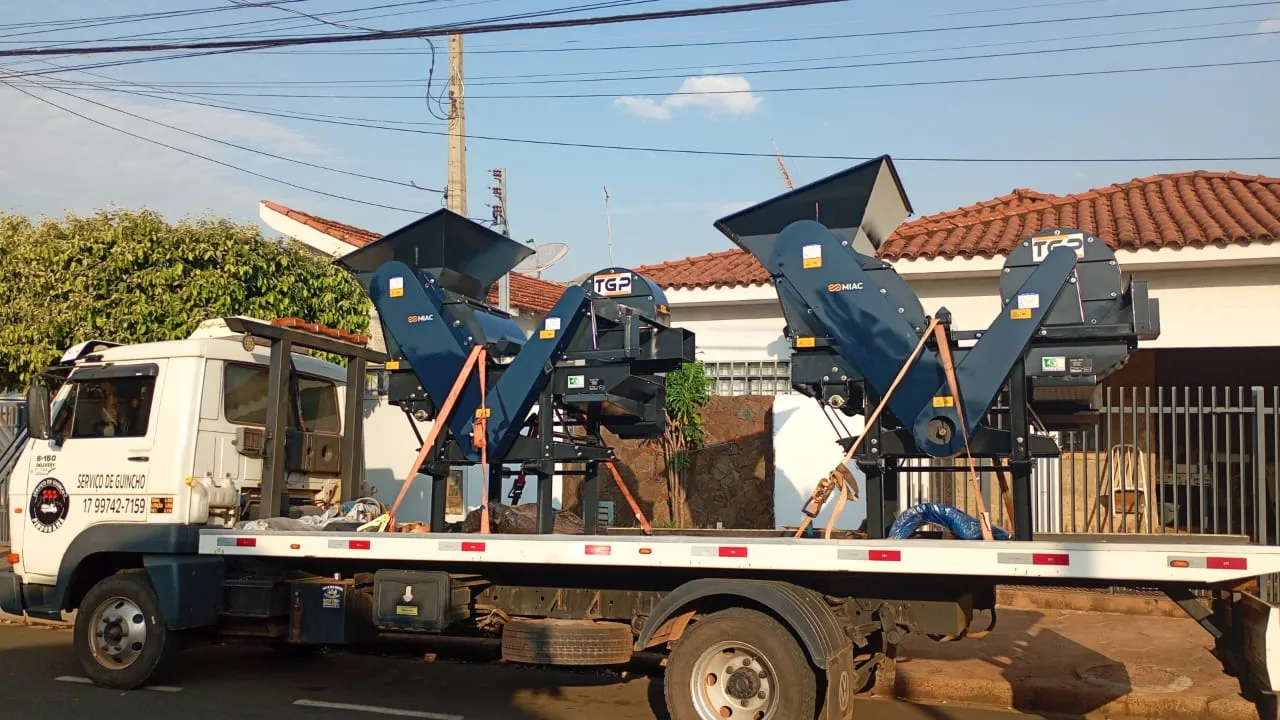 TRANSPORTE DE DUAS MÁQUINAS TRILHADORAS DE GRÃOS.